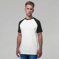Weiß-Schwarz - Lifestyle - Build Your Brand Herren Raglan Kontrast Kurzarm T-Shirt